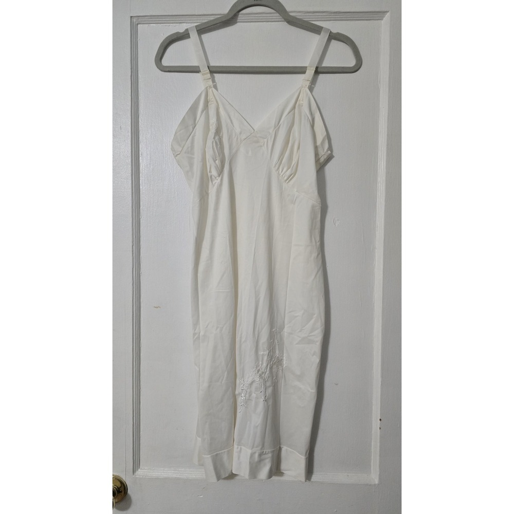 Movie Star Women's Vintage Ivory V-Neck Chemise Slip Nightie Dress Size 34‎